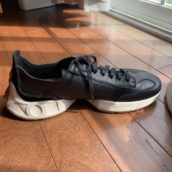 Clark’s Sneakers Women’s Size 10 - Picture 2 of 5